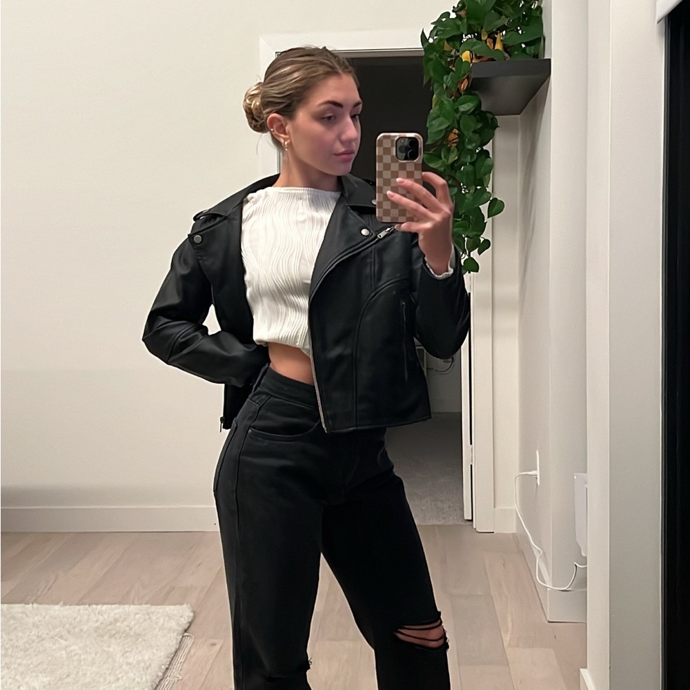 Elegant White Ribbed Women's Top